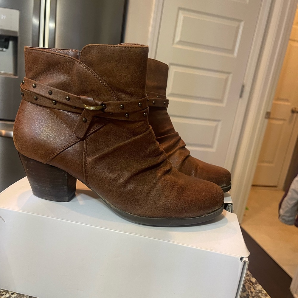 Women’s bare trap boots